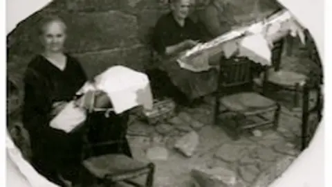 ENCAJERAS EN LAS CALLES DE ACEBO. CÁCERES.1960