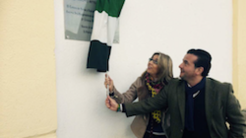 La vicepresidenta y el alcalde descubren la placa