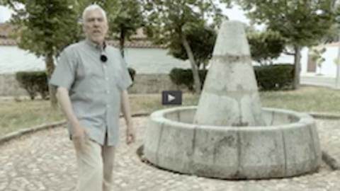 Rafael Fdez. del Amo junto a una fuente en Vegaviana