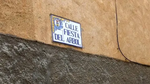 Calle Fiesta del &Aacute;rbol, en Villanueva de la Sierra