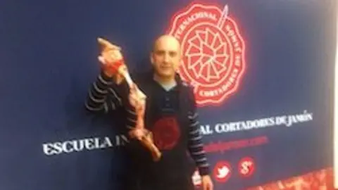 Tito Cano, maestro cortador de jam&oacute;n