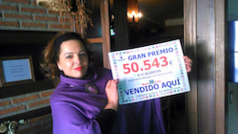 Mili Cano muestra el premio dado