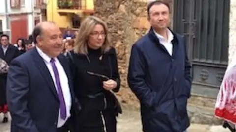 Laureano Le&oacute;n con Cristina Teniente y Daniel P&eacute;rez en la Fiesta del &Aacute;rbol 2015 de Villanueva de la Sierra