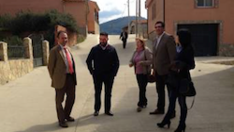León recorre una de las calles junto a autoridades locales