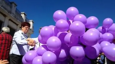 Suelta de globos en Eljas el 8 de marzo
