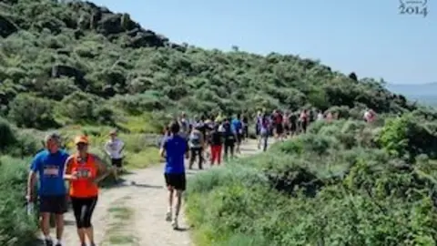 Corredores y senderistas en la I Carrera Solidaria As Ellas