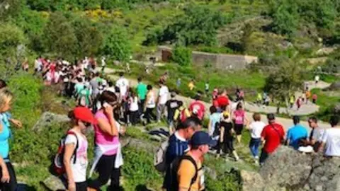 Senderistas en la I Carrera Solidaria de U Lagartu Running