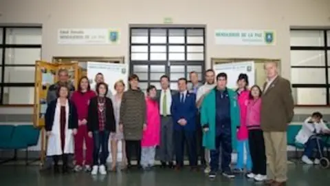 El presidente de la Asamblea de Extremadura en la sede de Mensajeros de la Paz de Moraleja