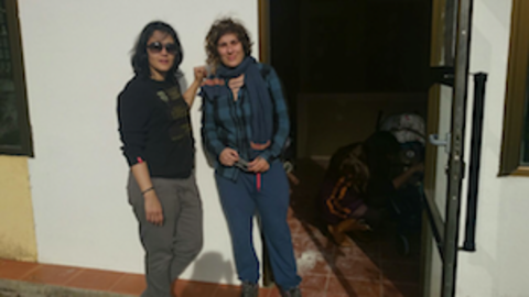 Carolina Picapiedra y La Mala García en la puerta de La Granja de las Niñas