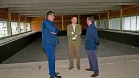 El presidente y vicepresidente de la Diputación con el alcalde de Moraleja