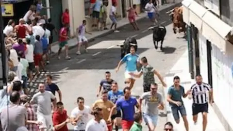 Los j&oacute;venes corren el toro en los festejos taurinos de Moraleja