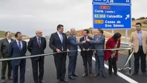 El presidente corta la cinta en la Autovia_EXA1