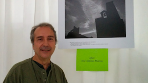 José Antonio Marcos ante una de sus obras