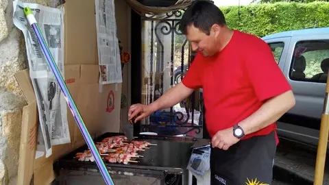 Parrillada solidaria en Hoyos