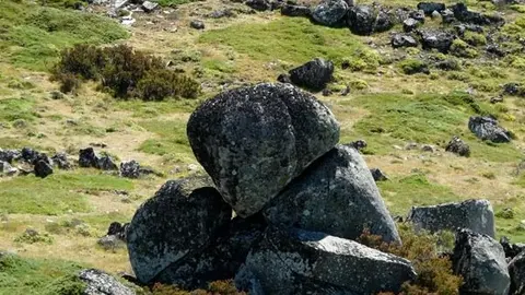 En medio del poblado ib&eacute;rico hay un pe&ntilde;asco con forma de cu&ntilde;a que bien podr&iacute;a haber sido alg&uacute;n tipo de monumento prehist&oacute;rico. NICOLAS GALAN