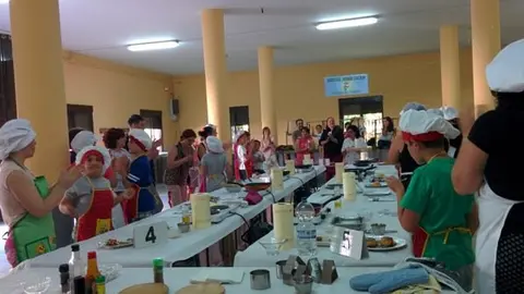 Imagen general de la mesa de cocina en Master Chef Junior, de Perales del Puerto