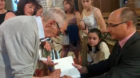 Domingo Frades firma un ejemplar a Jos&eacute; Herrero Noguera, de la Promotora Espa&ntilde;ola de Ling&uuml;&iacute;stica