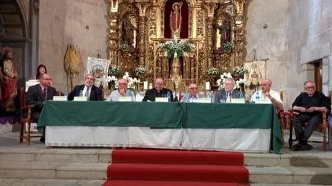 Mesa de presentacion del Nuevo Testamento en Fala