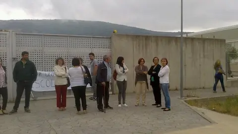 Familiares de los estudiantes ante la pancarta por un transporte escolar seguro
