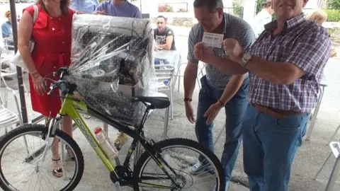 Emilio Duarte muestra la papeleta