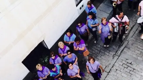 Las mujeres saludan a la c&aacute;mara de Mari