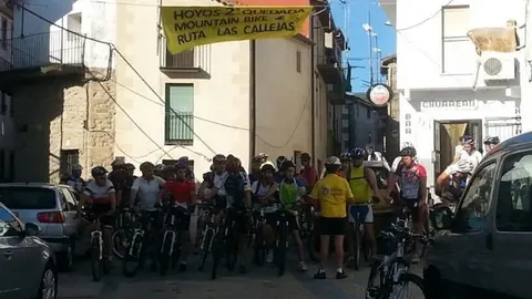 Participantes en la II Quedada BTT Las Callejas, de Hoyos. CHEMA HERN&Aacute;NDEZ