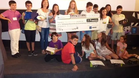 Los Trastillos posan con los regalos de su tercer premio en el concurso nacional de cortometrajes sobre seguridad vial del RACE. IM&Aacute;GENES CEDIDAS POR MICHEL AUGUSTO Y MONTSE V&Aacute;ZQUEZ