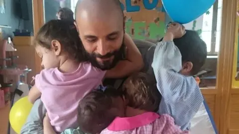 Los ni&ntilde;os se despiden de Oscar Ant&uacute;nez