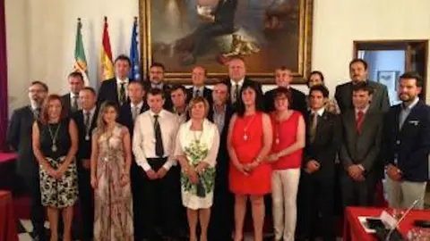 Foto de familia de la nueva corporaci&oacute;n provincial