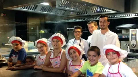 Los cocineros &Aacute;ngel, Mateo e Isabel con los jovenes chefs