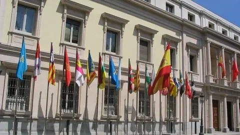 Banderas_de_las_comunidades_aut&oacute;nomas_de_Espa&ntilde;a_frente_al_Senado,_Madrid