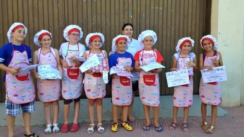 Foto de familia con los nuevos diplomas adquiridos