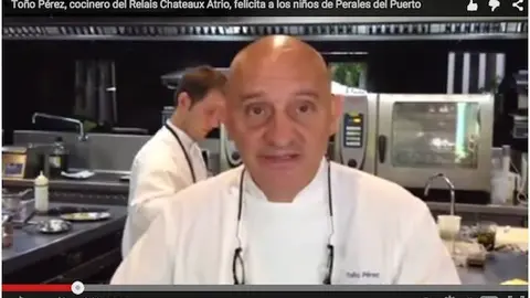 El afamad&iacute;simo cocinero To&ntilde;o P&eacute;rez apoya a las familias peraliegas en sus iniciativas culinarias