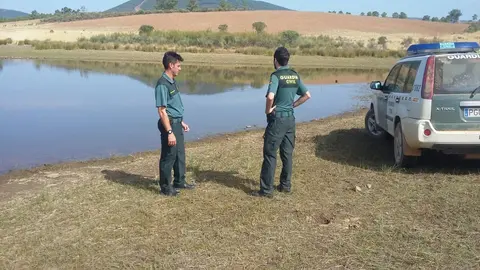 La Guardia Civil de Valverde del Fresno salva la vida a un joven en el pantano de El Borboll&oacute;n