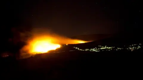 Gata, en primer t&eacute;rmino, y hacia el oeste el incendio que se origin&oacute; en la zona del Fort&iacute;n, muy pr&oacute;xima a la poblaci&oacute;n. MAGEN DE JOS&Eacute; PABLO P&Eacute;REZ en un &aacute;lbum publicado por www.sierradegatadigital.es
