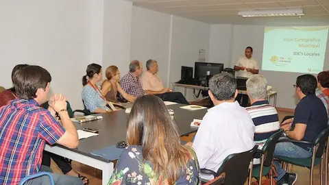 Los ayuntamientos reciben nuevos ordenadores entregados por la Diputaci&oacute;n