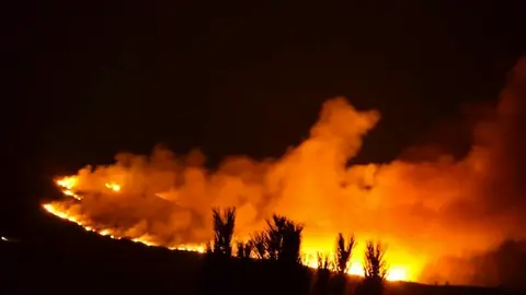 Incendio nocturno en J&aacute;lama. IMAGEN DE ROSA LORO