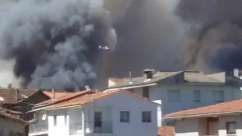 Imagen tomada desde Acebo. Se aprecia el helic&oacute;ptero al fondo. CEDIDA