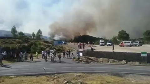 Los vecinos en la zona pr&oacute;xima al incendio. Imagen de Sonia Seco Fern&aacute;ndez para www.sierradegatadigital.es