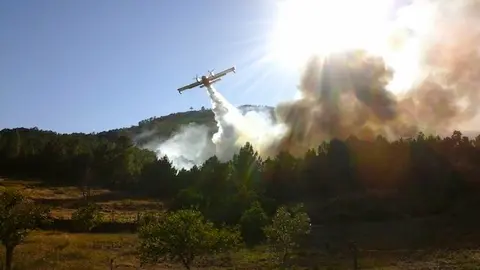Descarga de un hidroavi&oacute;n sobre el incendio de Acebo. CEDIDA a www.sierradegatadigital.es