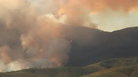 El fuego avanza hacia la cumbre de J&aacute;lama. IMAGEN DE JP PEREZ para www.sierradegatadigital.es copia