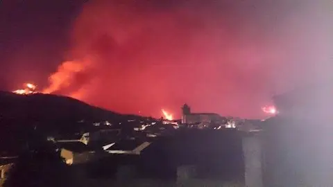 Vista nocturna del incendio acosando a Acebo. www.sierradegatadigital.es