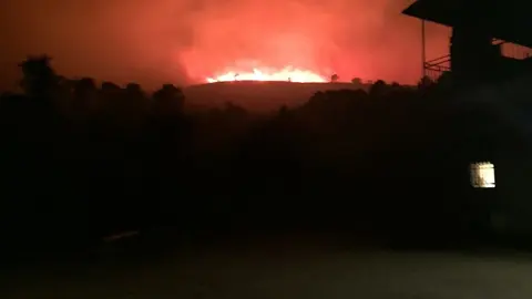 Imagen del incendio desde Acebo con direcci&oacute;n Hoyos. GUSTAVO EGIDO BLAS