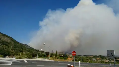 Columna de humo vista desde el cruce en Cilleros. MICHEL AUGUSTO