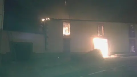 Antigua vivienda pasto de las llamas en el incendio de Hoyos en la madrugada del 8 de agosto