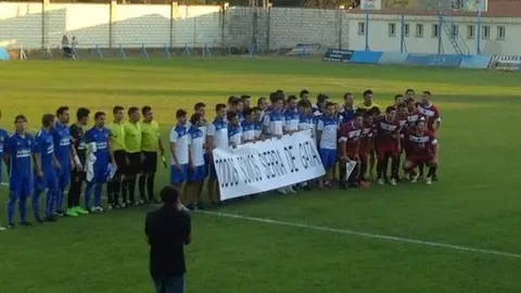 Los equipos muestran la pancarta Todos Somos Sierra de Gata. En tuit de Chema Ortiz