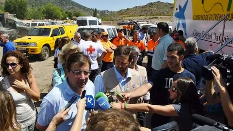 Fernandez Vara atiende a los medios en Cilleros