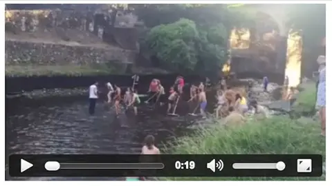 Los vecinos limpian la piscina de Perales del Puerto