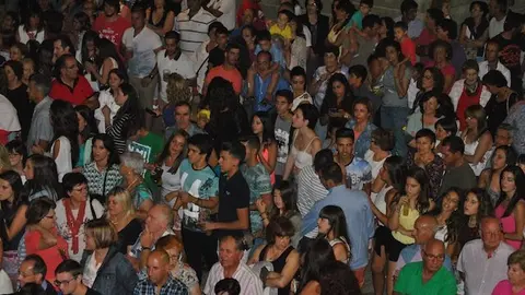 El p&uacute;blico llena la plaza de Cilleros. FERNANDO CORDERO CILLEROS NI M&Aacute;S NI MENOS