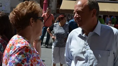Jos&eacute; Antonio Monago charla en Acebo con una vecina